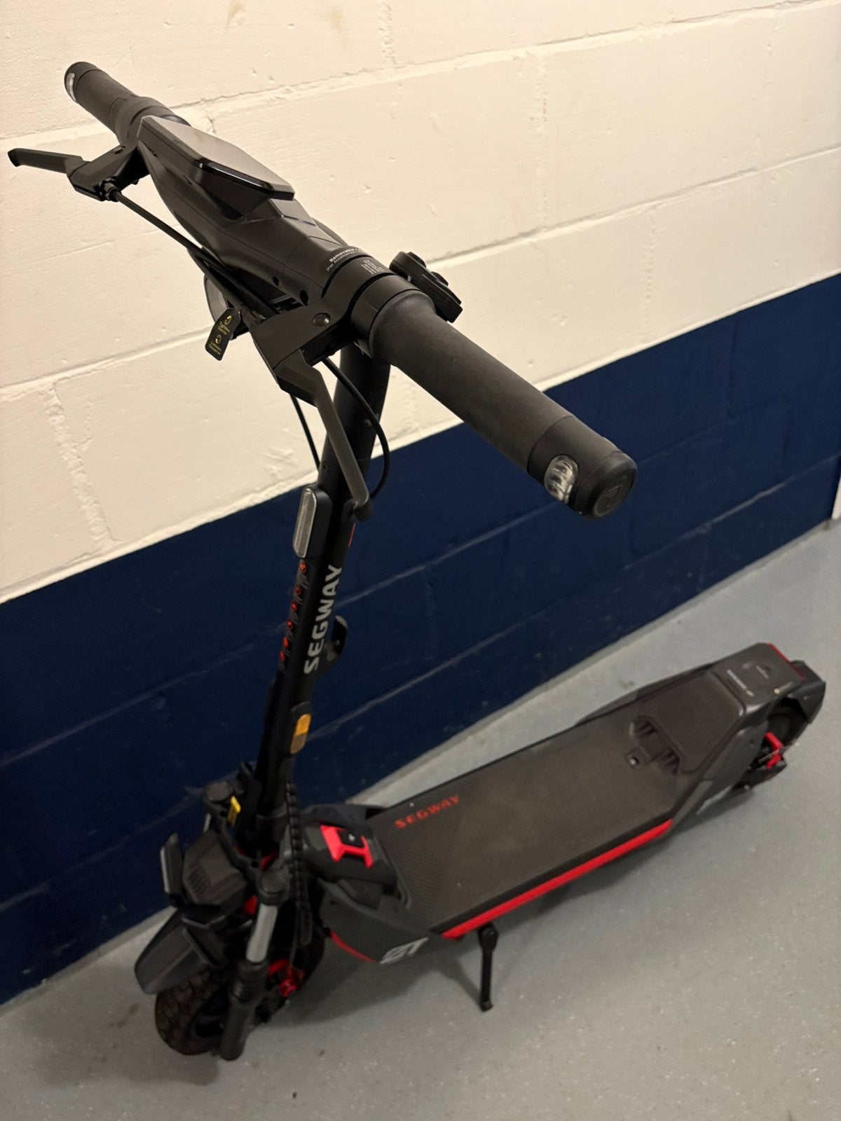 Segway Ninebot ZT3 Pro E Elektrische step Zwart/Rood, Fietsen en Brommers, Steps, Ophalen, Zo goed als nieuw, Elektrische step (E-scooter)