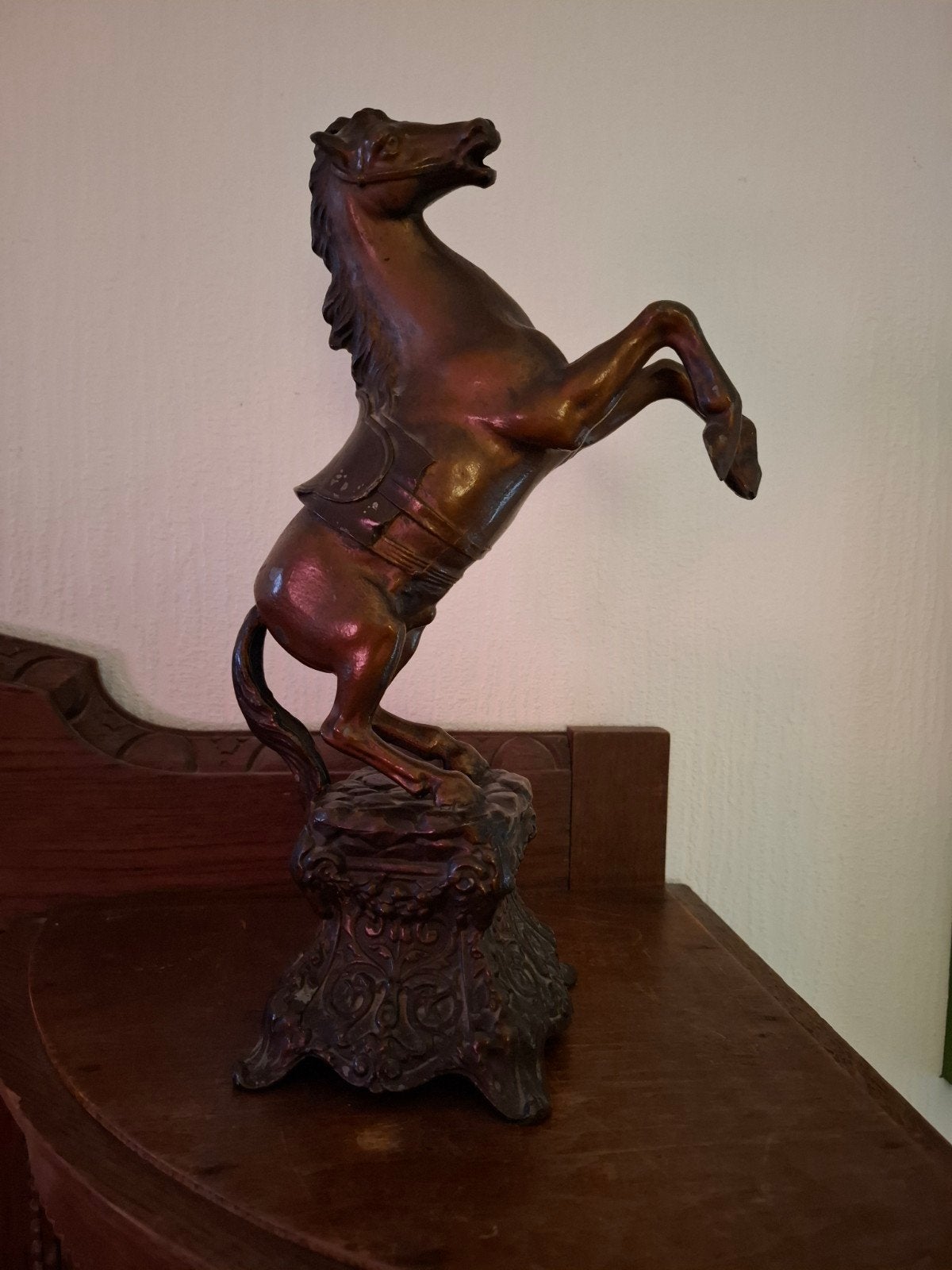 Paard op sokkel - Decoratief beeld, Gepatineerd, Ophalen of Verzenden, Zoogdier, 20 - 50 cm