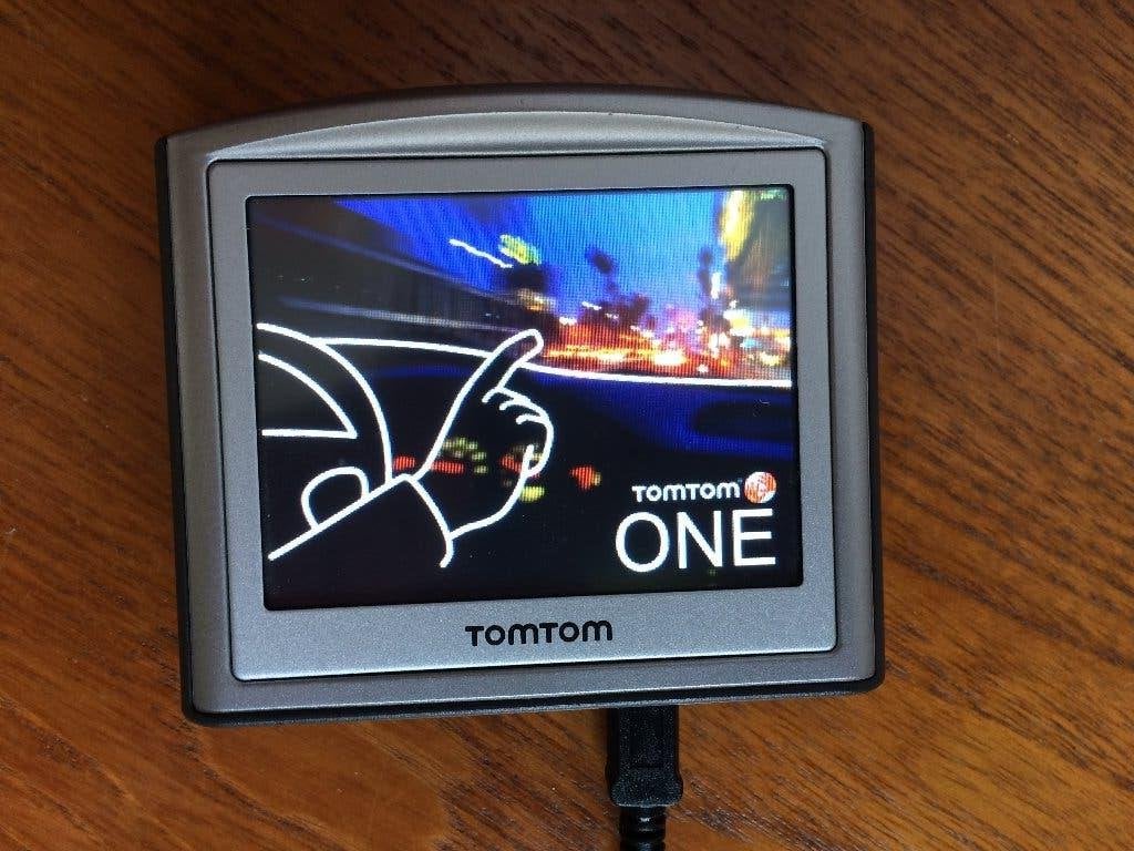 TomTom One navigatie voor in de auto op reis compact klein, Auto diversen, Ophalen of Verzenden, Gebruikt