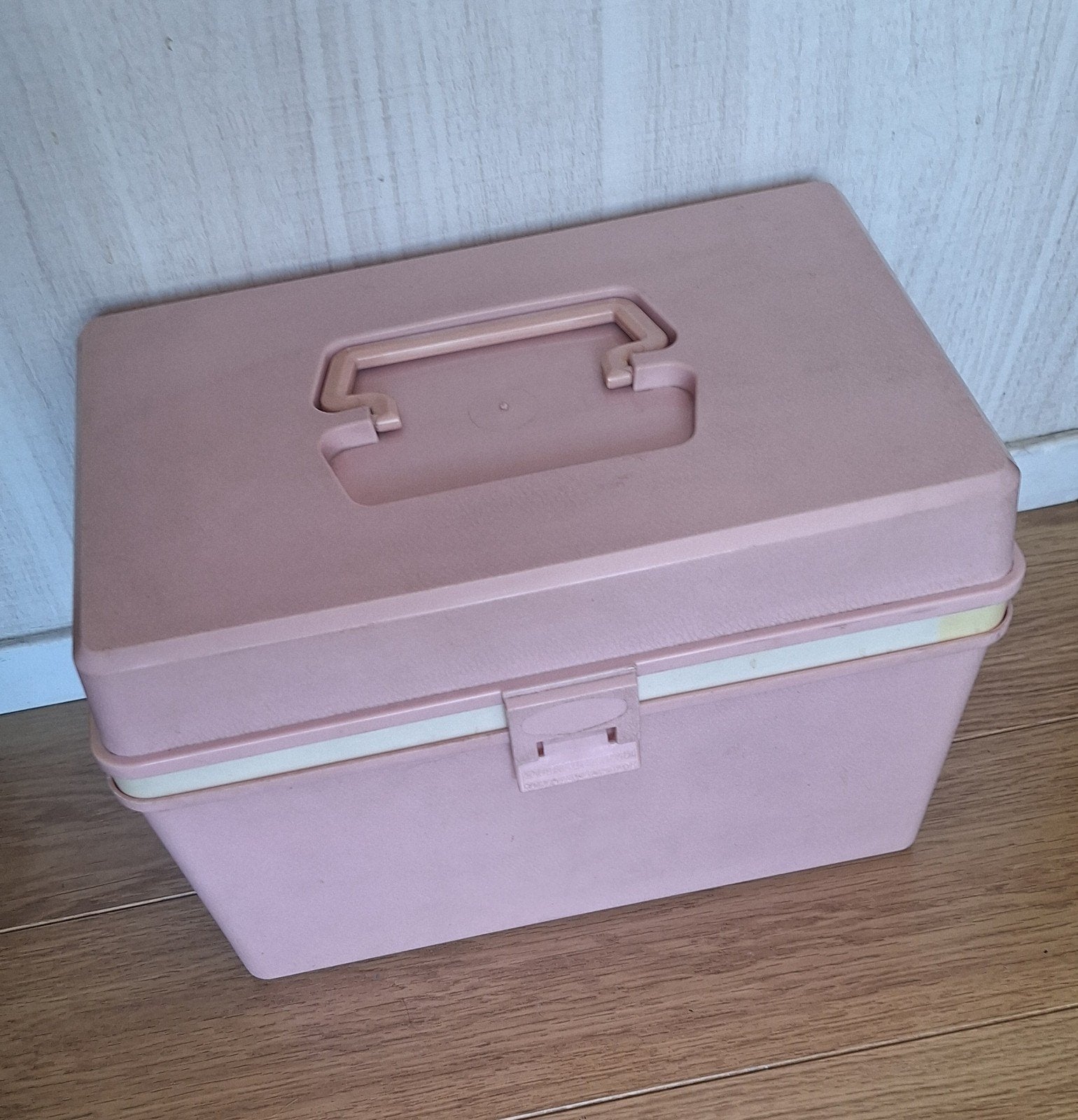 Vintage Roze Naaidoos met Inhoud, Hobby en Vrije tijd, Naaien en Fournituren, Ophalen of Verzenden, Gebruikt, Overige typen