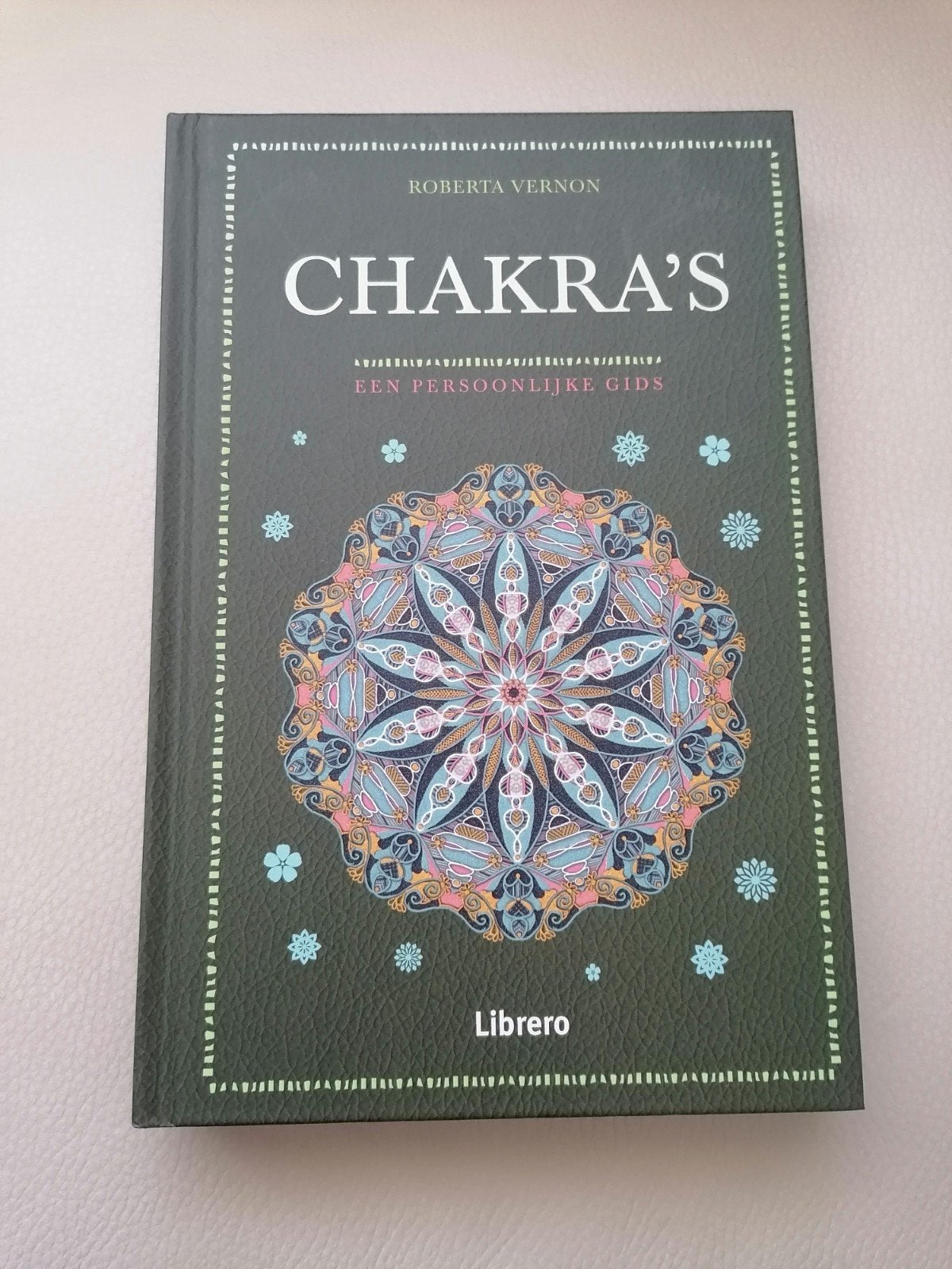 Chakra's: Een Persoonlijke Gids - Roberta Vernon, Achtergrond en Informatie, Spiritualiteit algemeen, Ophalen of Verzenden, Zo goed als nieuw