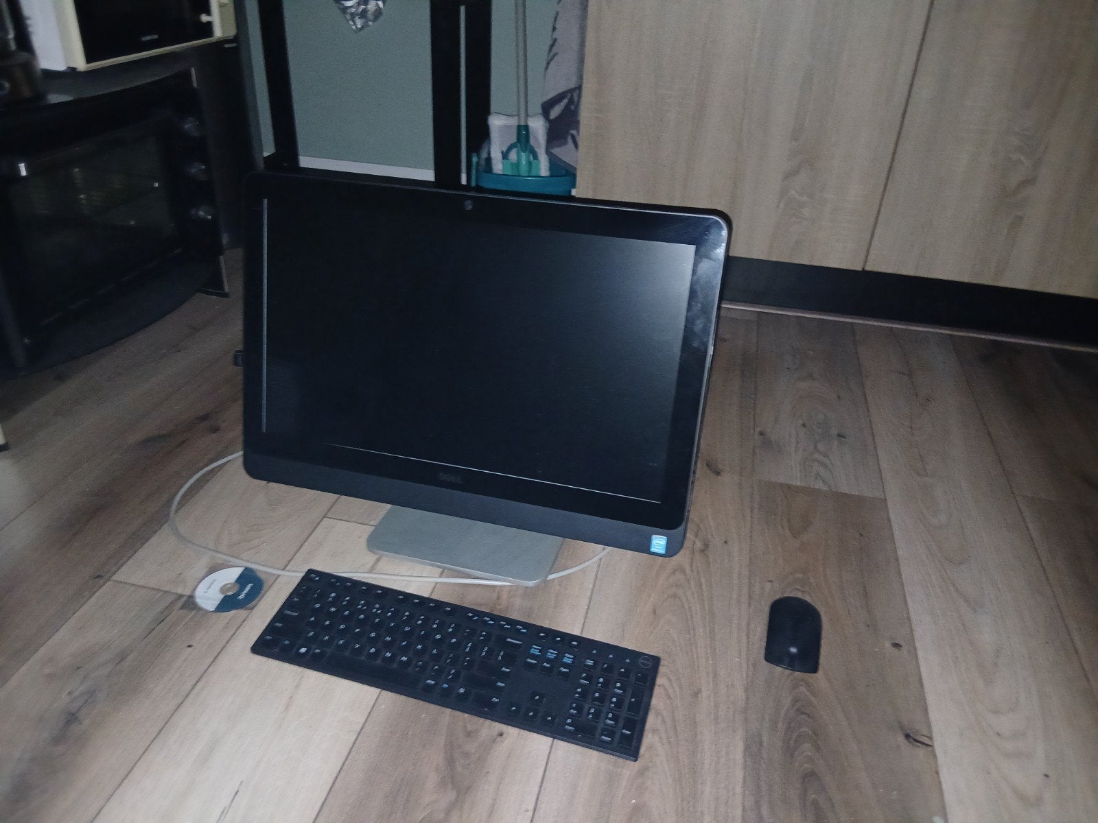 Dell All-in-One PC met Windows 7, draadloos toetsenbord/muis, Gebruikt, HDD, Minder dan 4 GB, Met monitor