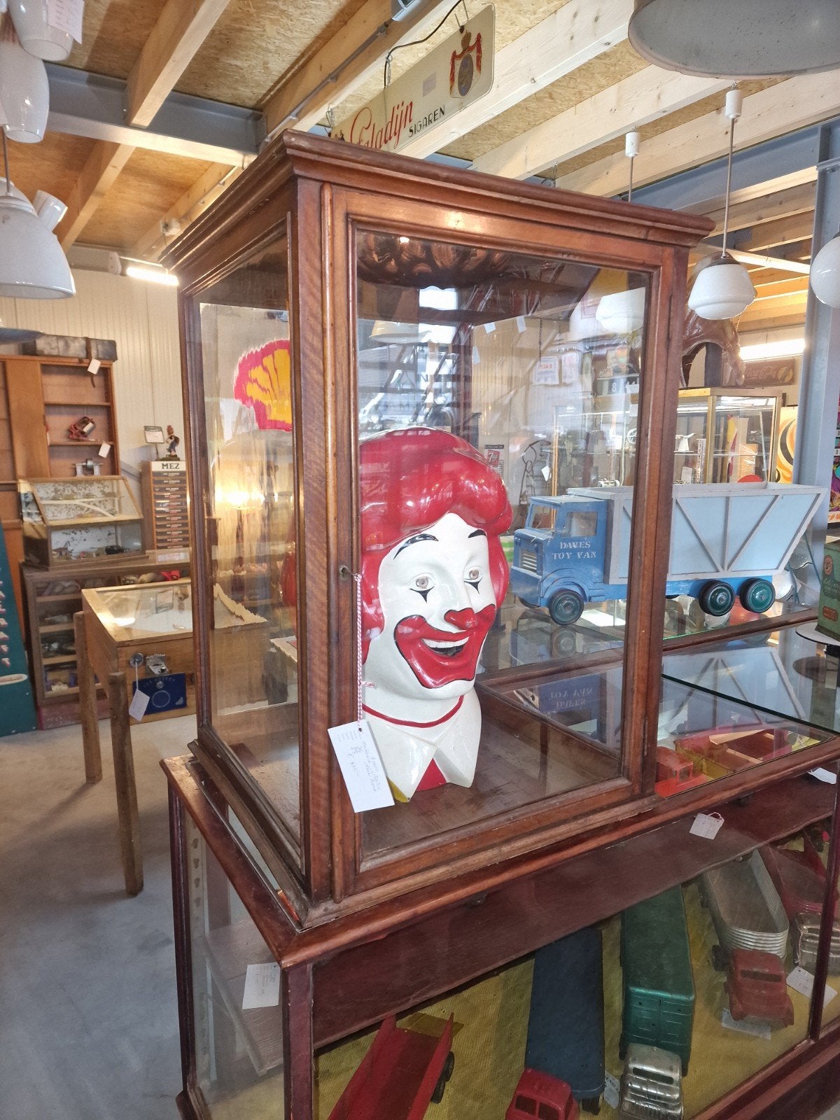 Toonbank vitrine, Ophalen