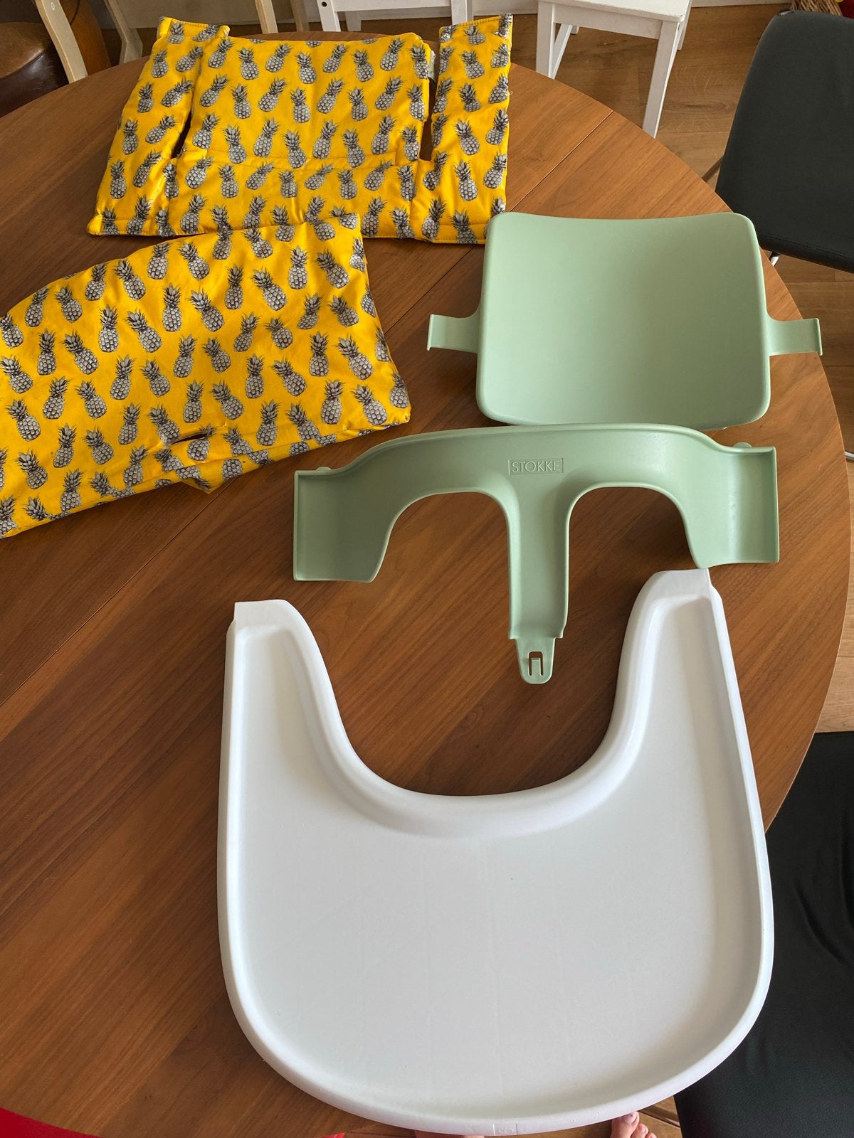 Stokke Playtray stoelverkleiner met kussens, Ophalen, Zo goed als nieuw, Overige typen, Afneembaar eetblad