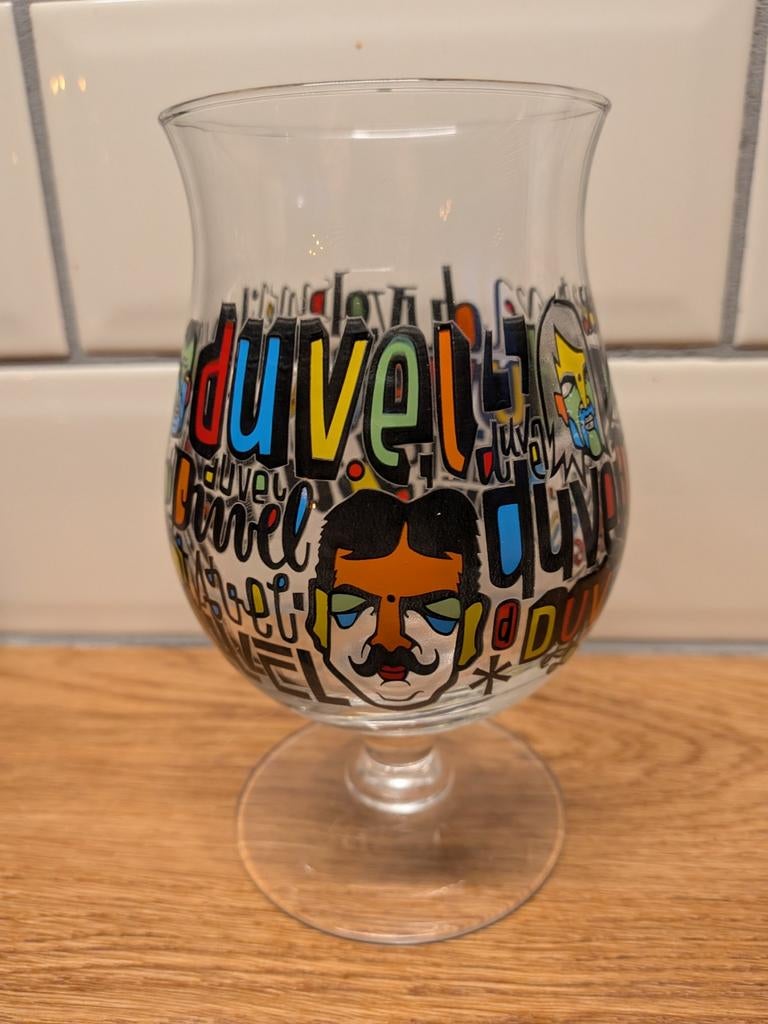 Duvel bierglas - Denis Meyers editie, Ophalen of Verzenden, Zo goed als nieuw, Bierglas
