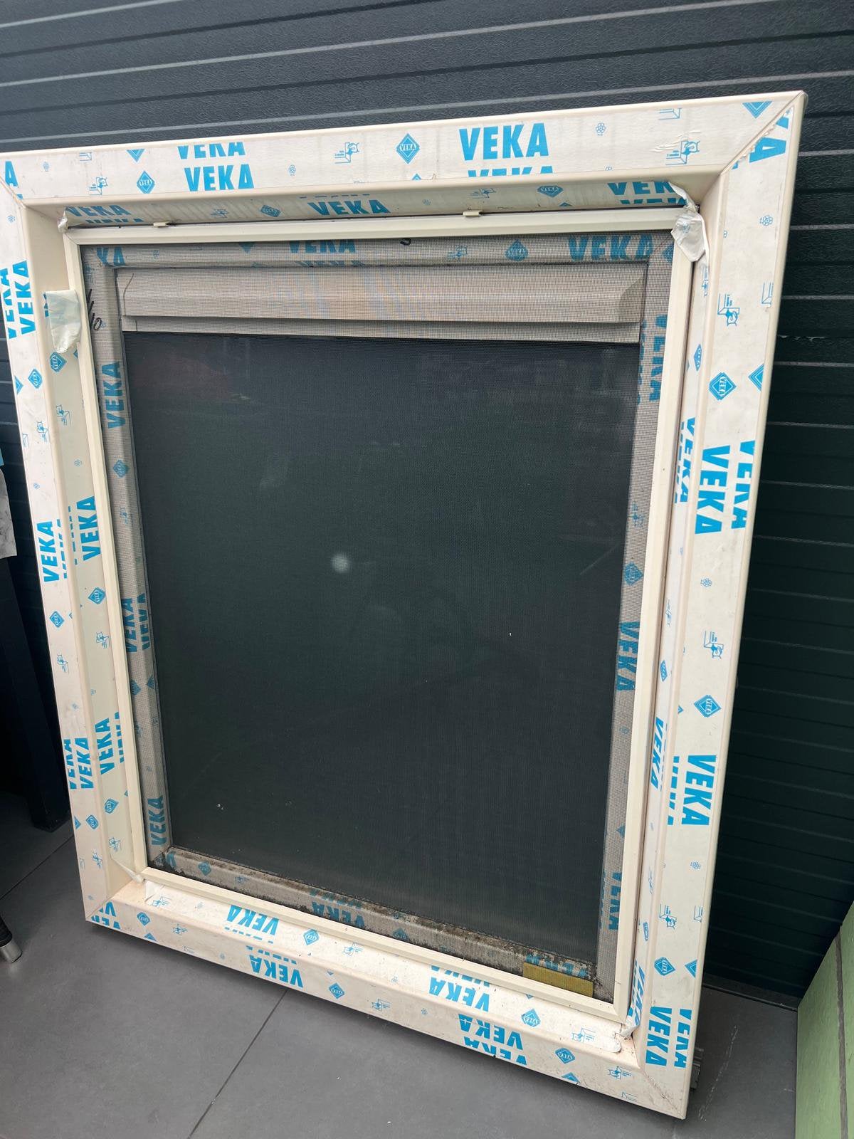 Net nieuwe kozijn met hor ventilatierooster, Doe-het-zelf en Verbouw, Kozijnen en Schuifpuien, Kunststof, Raamkozijn, Zo goed als nieuw