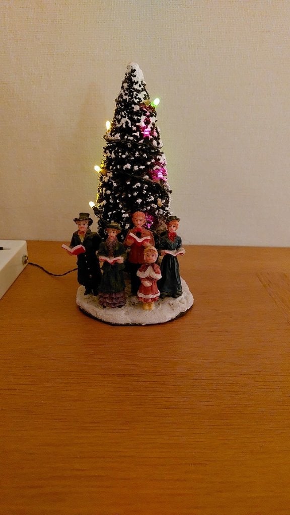 (843)  Dickensville Kerstboom met zingend koor, Ophalen of Verzenden, Zo goed als nieuw