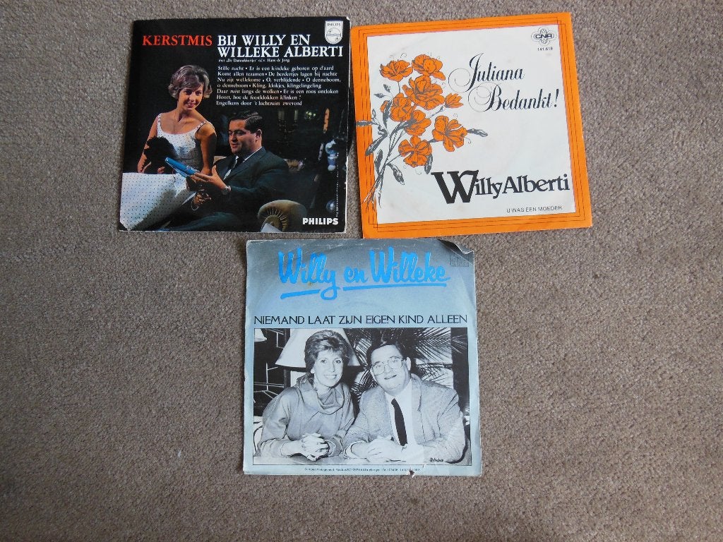 Willeke en Willy Alberti  3 x SINGLE  45 toer -, Fotohoes, Ophalen of Verzenden, Gebruikt, Nederlandstalig