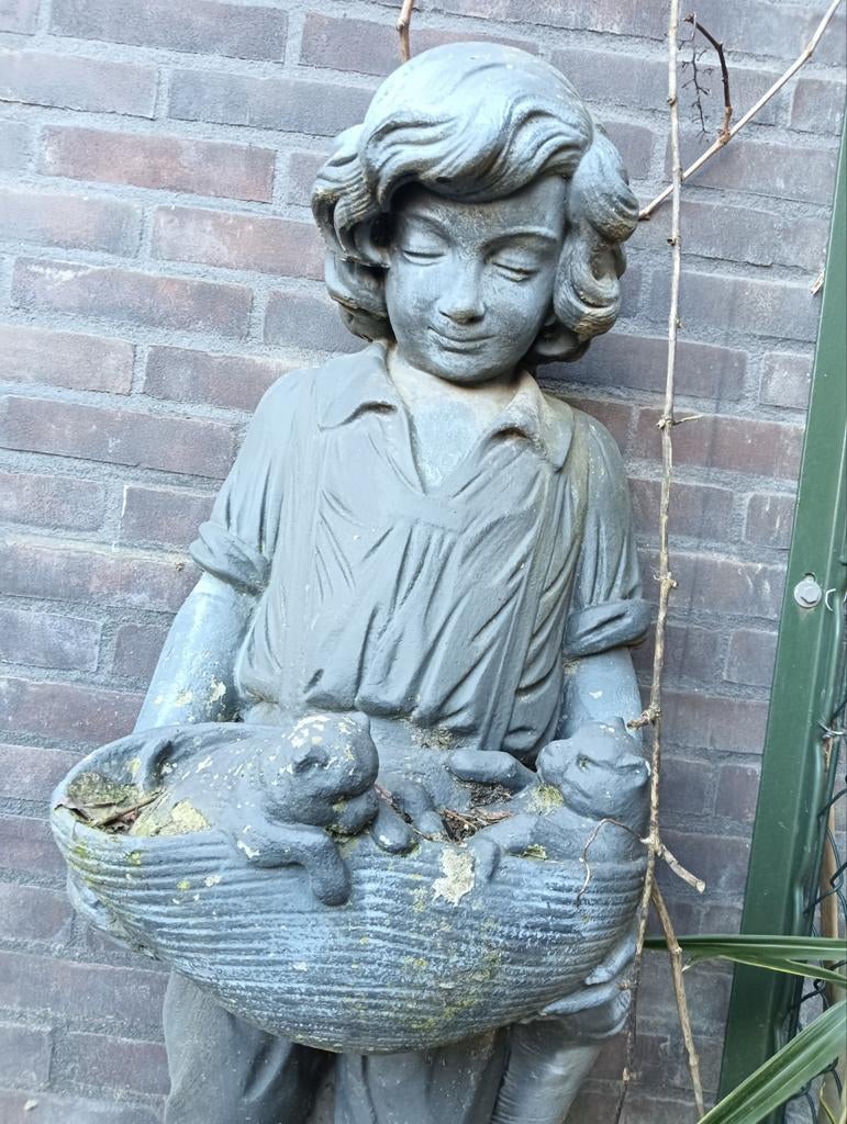 Vintage Tuinbeeld Jongen met poezenmand - Beton, Ophalen, Gebruikt, Beton, Mensenbeeld
