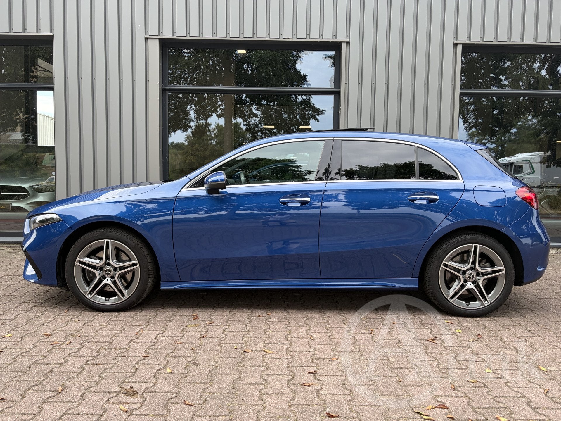 Mercedes-Benz A-Klasse 250 e AMG Line Panoramadak, Winterpak, 12 maanden, Stof, Gebruikt, Zwart