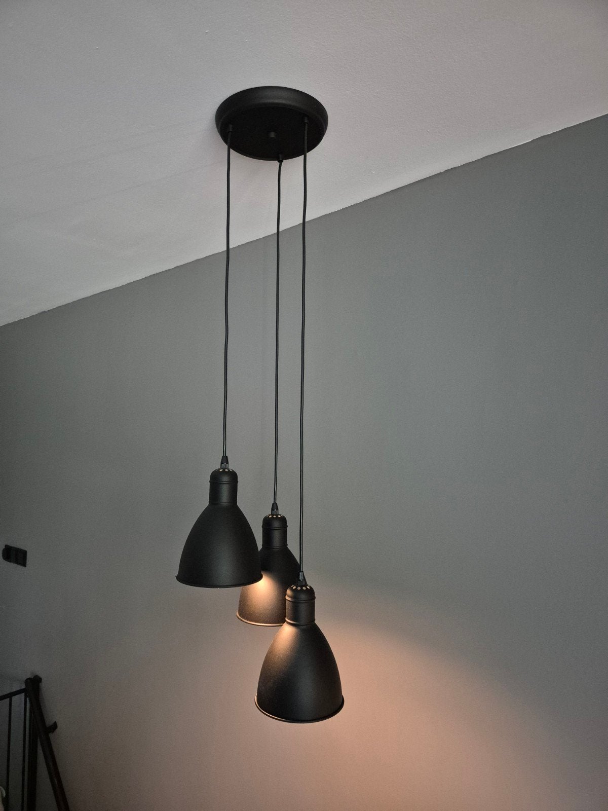 Moderne hanglamp voor trapgat - 3 zwarte kappen, Huis en Inrichting, Ophalen, Modern, Industrieel, E27 (groot), Zo goed als nieuw