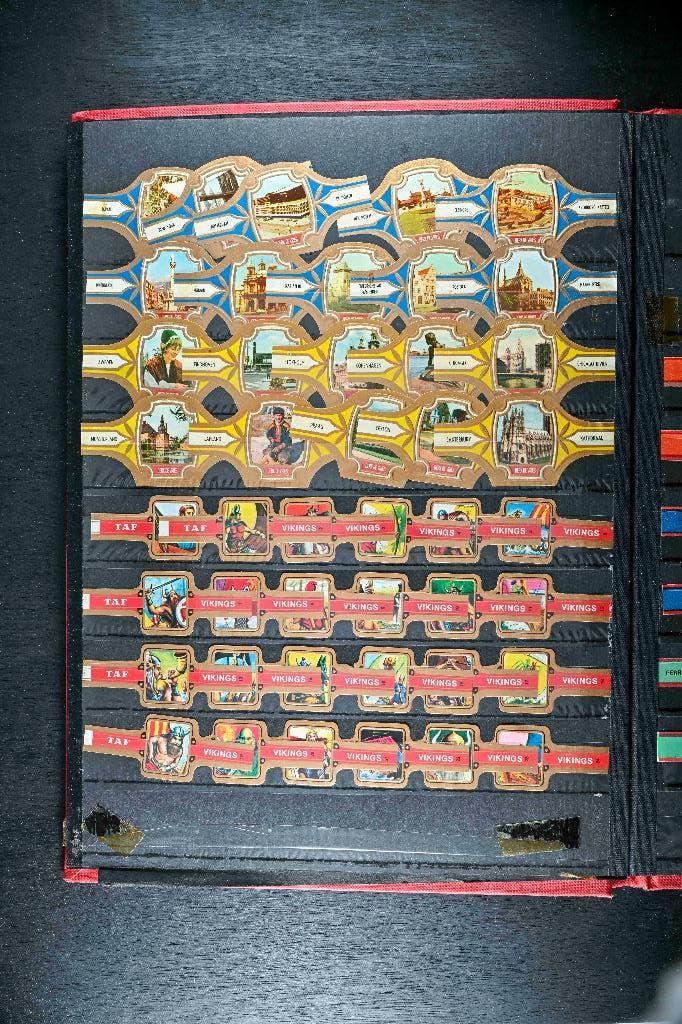 series sigarenbandjes in 12 pag. insteekalbum 1960-1975, Verzamelen, Ophalen of Verzenden, Zo goed als nieuw, Sigarenbandjes