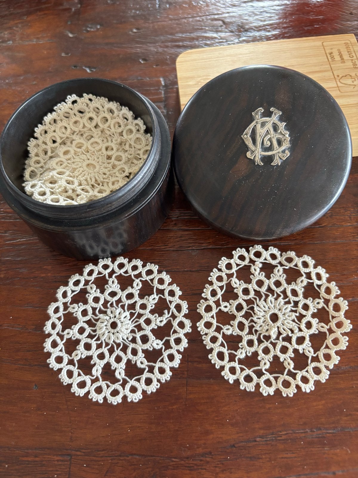 Antiek doosje met gehaakte onderzetters, 7 cm, Antiek en Kunst, Ophalen of Verzenden