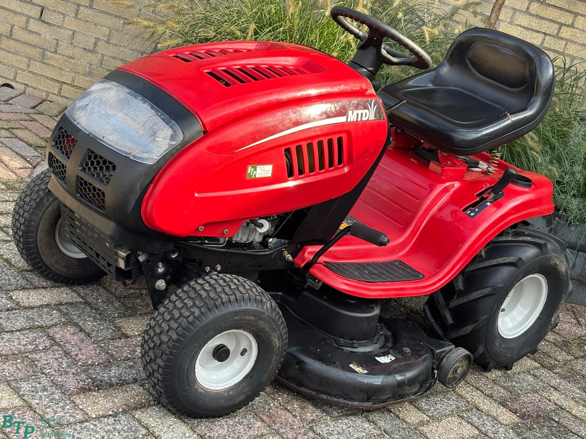MTD Gebruikte 17,5 pk zitmaaier met tractorbanden en trekhaa, Gebruikt, MTD