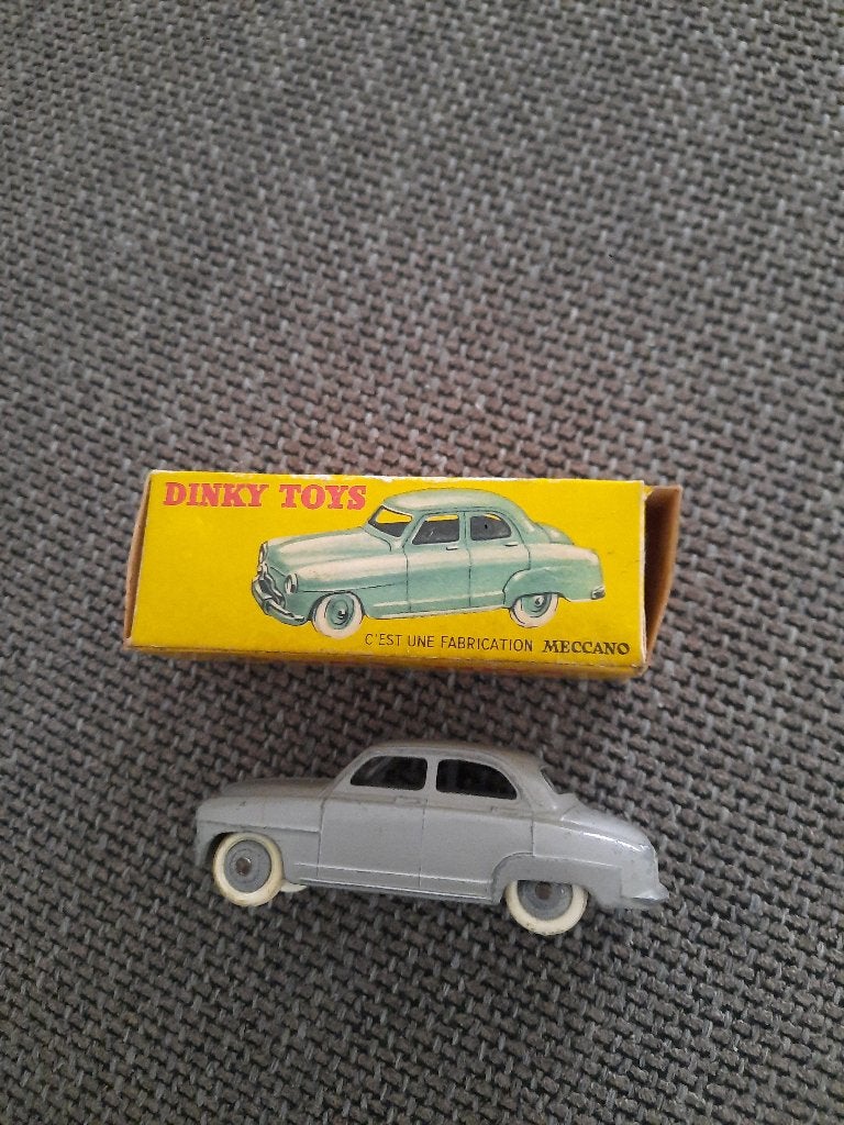 Dinky Toys. 24U. Simca 9 Aronde. Met doosje, Hobby en Vrije tijd, Modelauto's | 1:43, Ophalen of Verzenden, Zo goed als nieuw