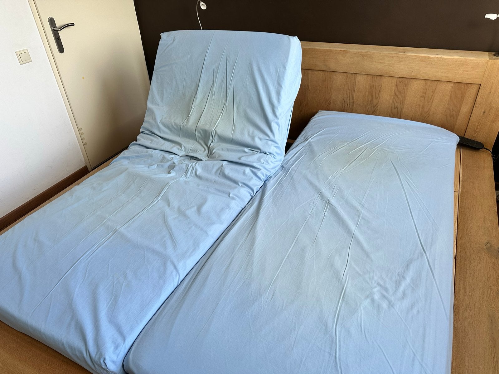 Massief eiken bed met 2 elektrisch verstelbare lattenbodems, Ophalen, Bruin, Tweepersoons, Overige maten