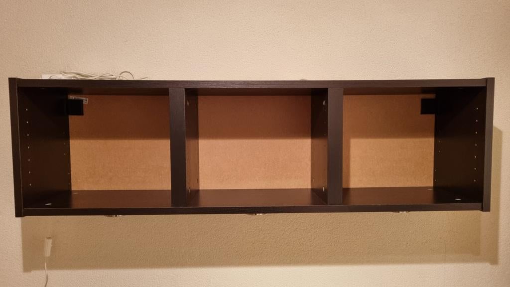 Te koop  zwarte wandkast met verlichting, Ophalen, Zo goed als nieuw, Minder dan 150 cm, Minder dan 100 cm