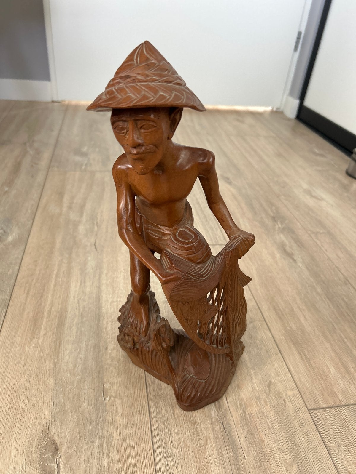 Houten beeld van visser met net, 40 cm hoog - vietnamees, Antiek en Kunst, Ophalen of Verzenden, Handgemaakt, 20 - 50 cm, Beeld