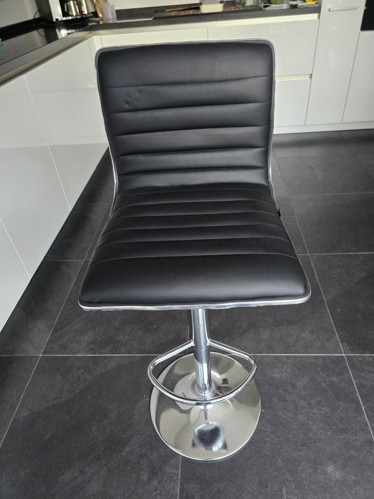 2 Nieuwe Moderne Zwarte Barstoelen - Verstelbaar en Draaibaa, Ophalen, Kunststof, Nieuw, 90 cm of meer