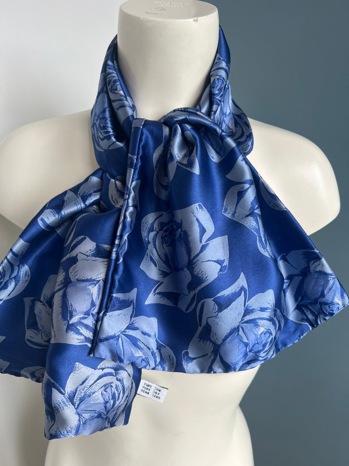 Zijde sjaal blauw lichtblauw rozen dubbellaags satijn, Maat 46/48 (XL) of groter, Ophalen of Verzenden, Zo goed als nieuw, X