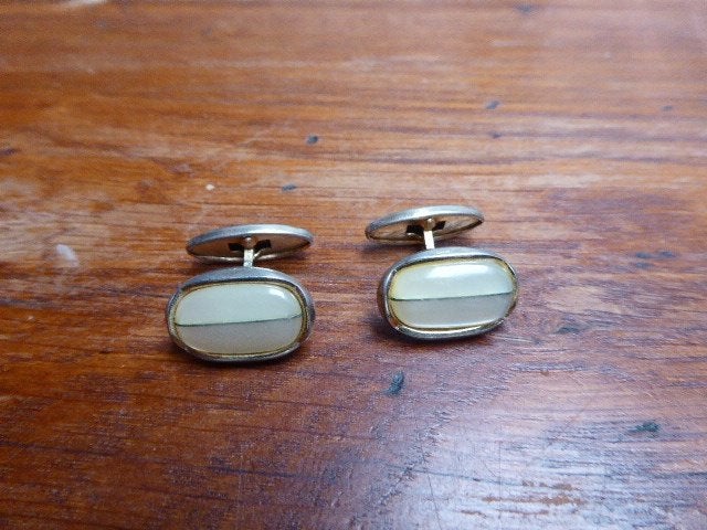 Een paar goudkleurige art deco manchetknopen met parelmoer, Ophalen of Verzenden, Dames