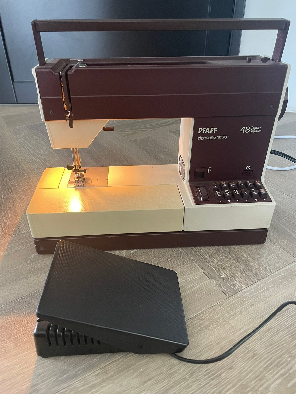 Pfaff tipmatic 1037 + voetpedaal, Ophalen of Verzenden, Zo goed als nieuw, Naaimachine, Pfaff
