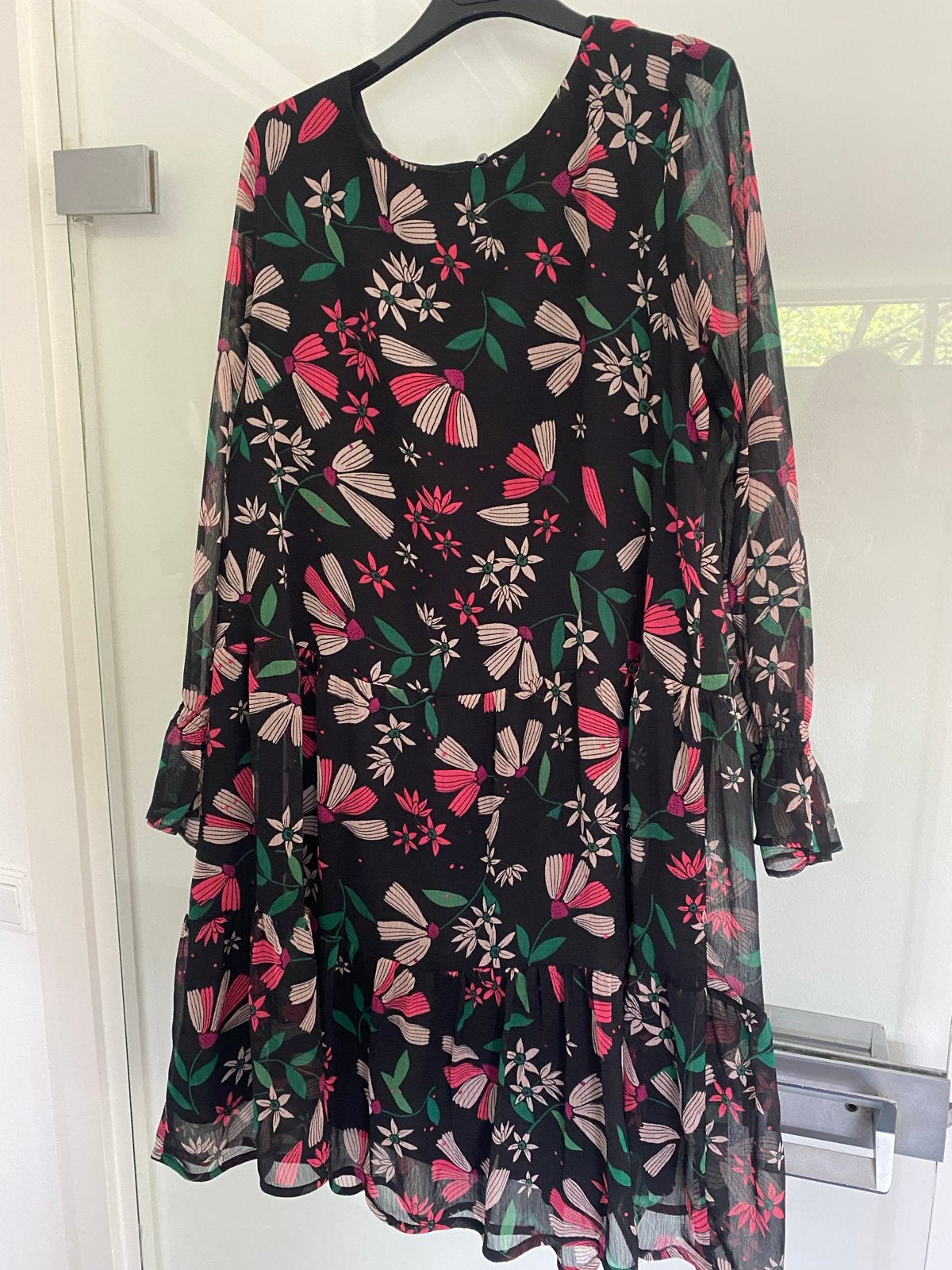 Marc Cain Zwarte Bloemenjurk - Maat N5 (L), Kleding | Dames, Verzenden, Zwart, Maat 42/44 (L), Zo goed als nieuw