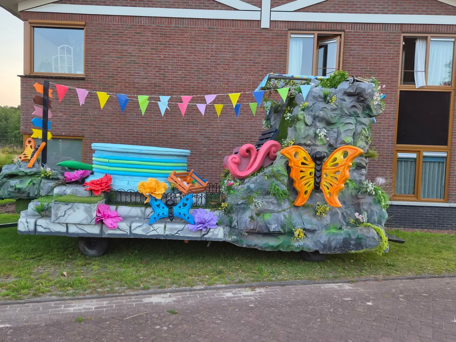 Feestelijke praalwagen met "poolparty"-thema, Hobby en Vrije tijd, Feestartikelen, Ophalen, Gebruikt, Versiering