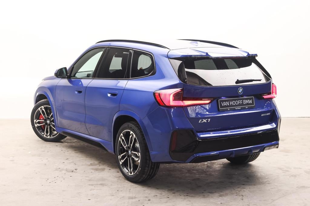 BMW iX1 eDrive20 M Sport / Sportstoelen / Achteruitrijcamera, Zwart, Blauw, LED verlichting, Nieuw