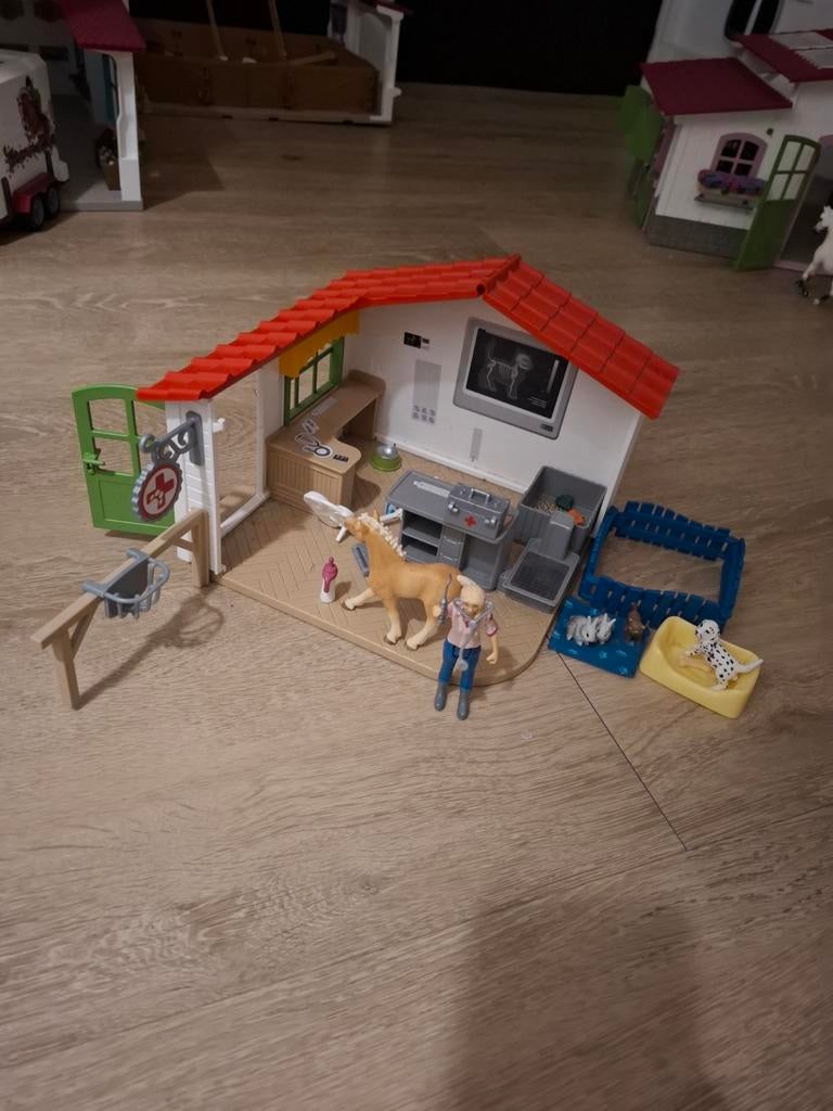 Schleich Dierenartsenpraktijk met paard en accessoires, Ophalen of Verzenden, Zo goed als nieuw, Jongen of Meisje