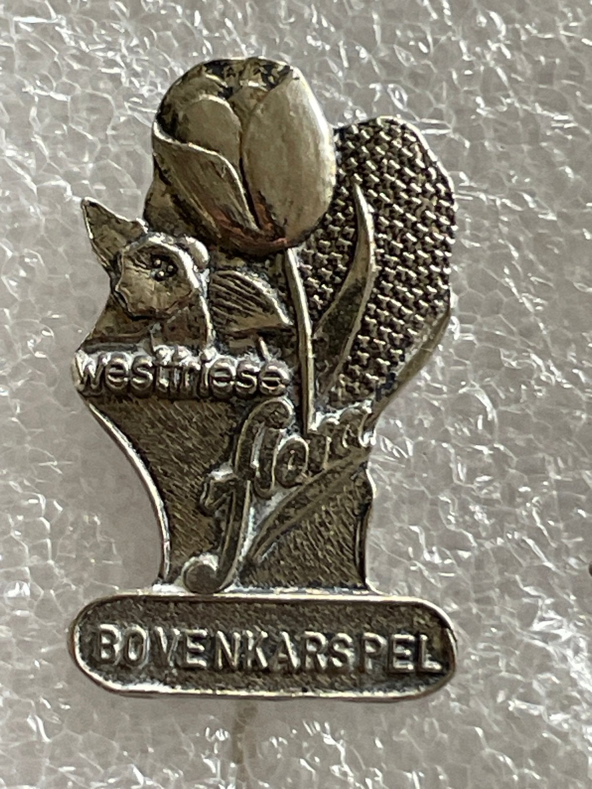 Vintage Speldje Westfriese Flora Bovenkarspel Tulp Kat, Verzamelen, Ophalen of Verzenden, Gebruikt, Dier of Natuur, Speldje of Pin