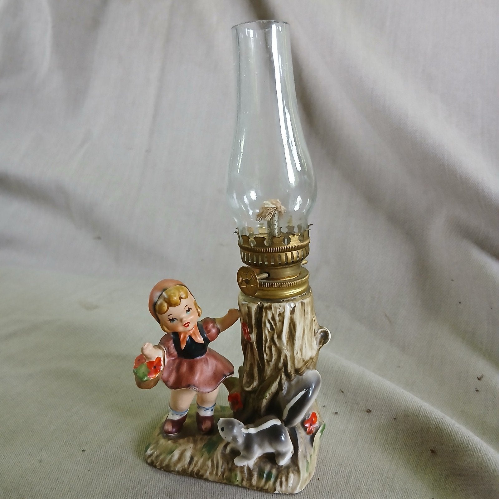 Retro, vintage olielampje "meisje met stinkdiertje", Ophalen of Verzenden