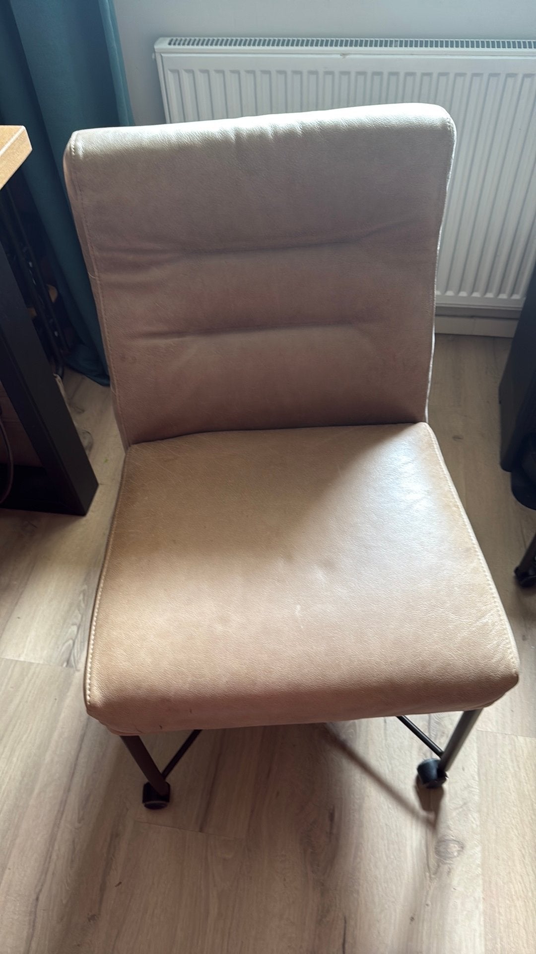3 leren Eetkamer stoelen op woelem, kleur Beige , voor €50, Huis en Inrichting, Ophalen, Zo goed als nieuw, Overige kleuren, Vier