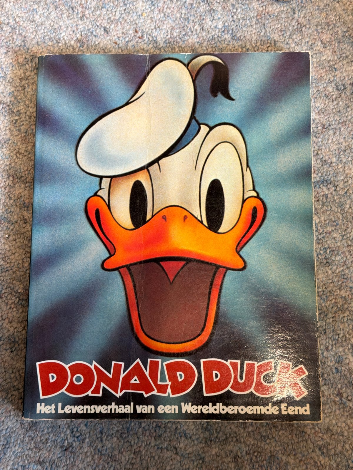 Donald Duck: Het Levensverhaal van een Wereldberoemde Eend, Eén stripboek, Ophalen of Verzenden, Gelezen
