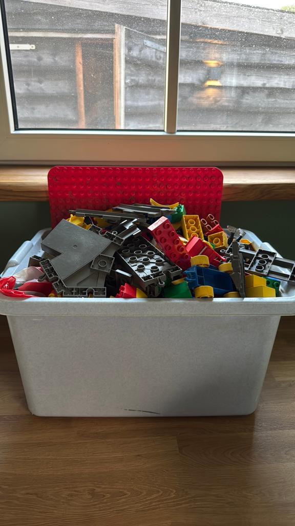 Doos duplo, rails aanwezig zonder trein., Kinderen en Baby's, Speelgoed | Duplo en Lego, Ophalen, Gebruikt, Duplo