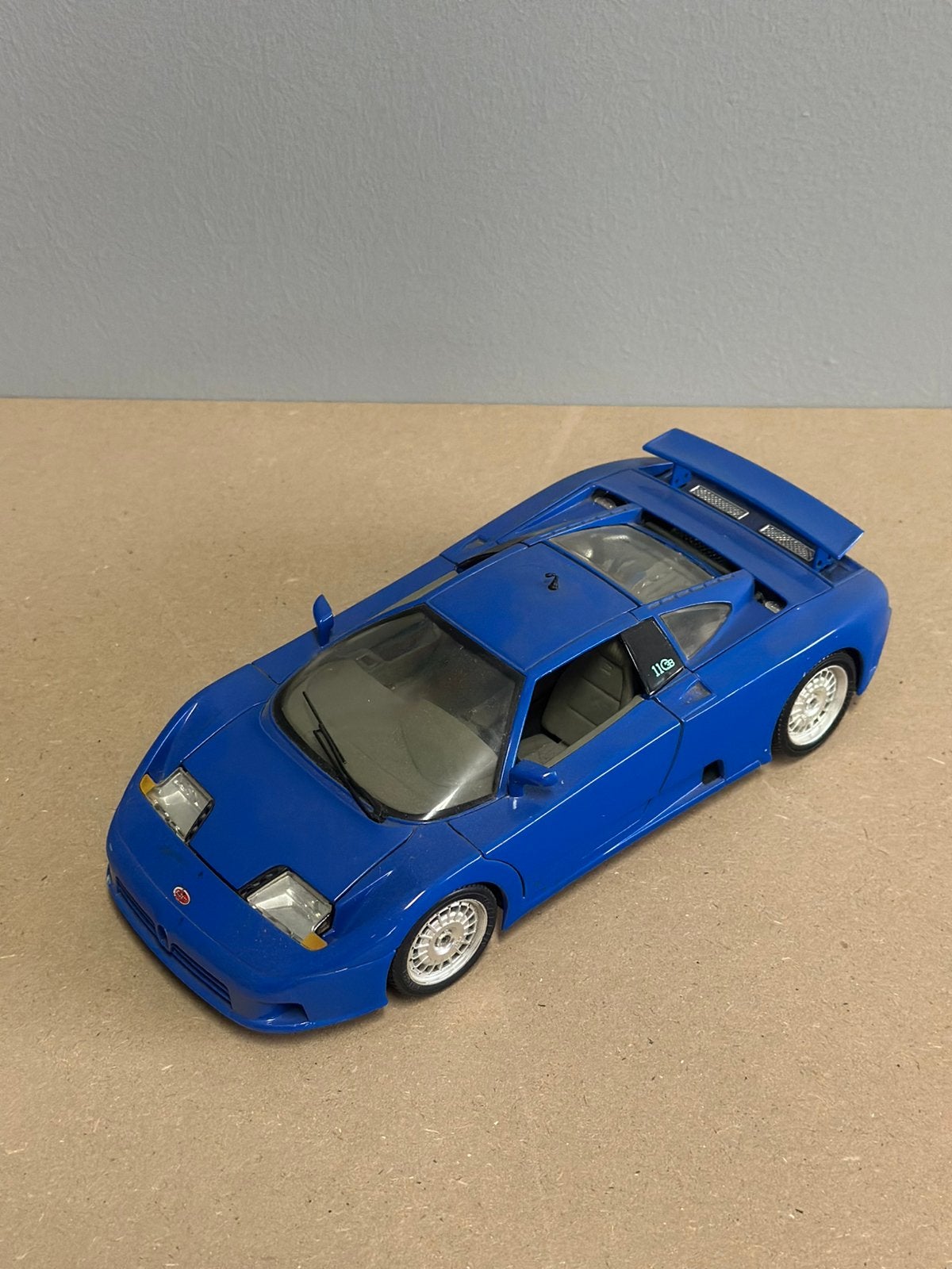 Bugatti 11gb modelauto 1;18 bburago, Ophalen of Verzenden, Zo goed als nieuw, Auto, Bburago