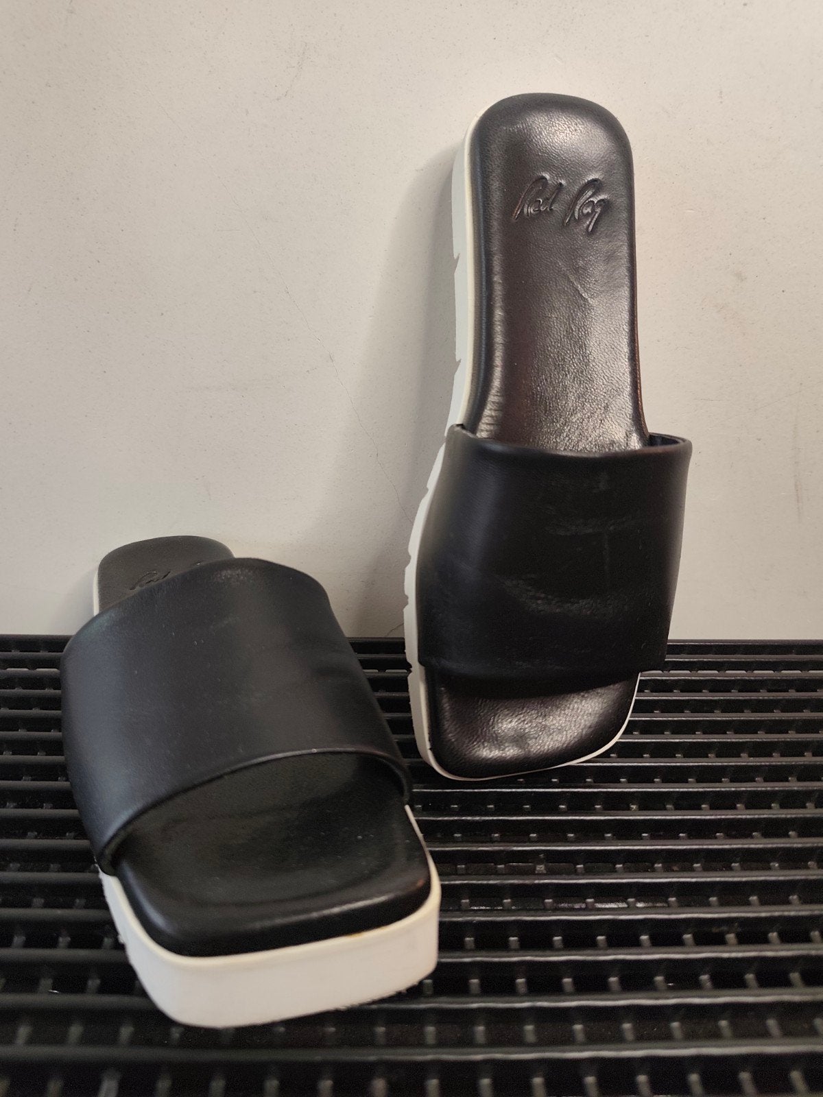 Red Rag zomerse basic zwartleren slippertjes, mt 37, Kleding | Dames, Schoenen, Slippers, Zwart, Nieuw, Ophalen of Verzenden