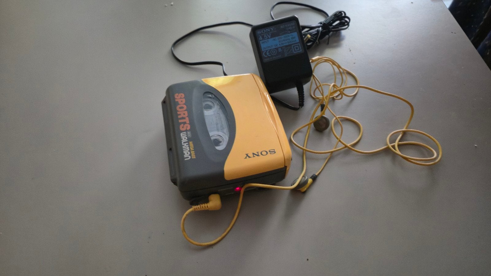 Sony Sports Walkman met cassette en oortjes, Ophalen of Verzenden, Walkman