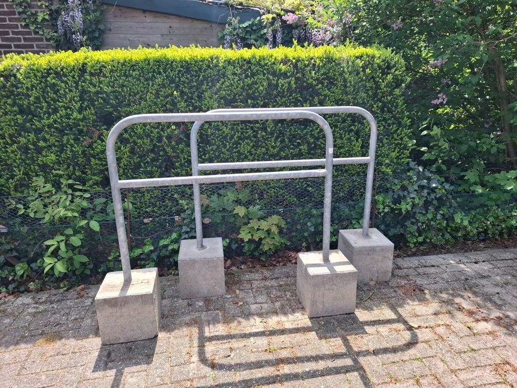 Fietsbeugels /  aanleunbeugels / fietsrek / fietsnietje, Ophalen, Zo goed als nieuw