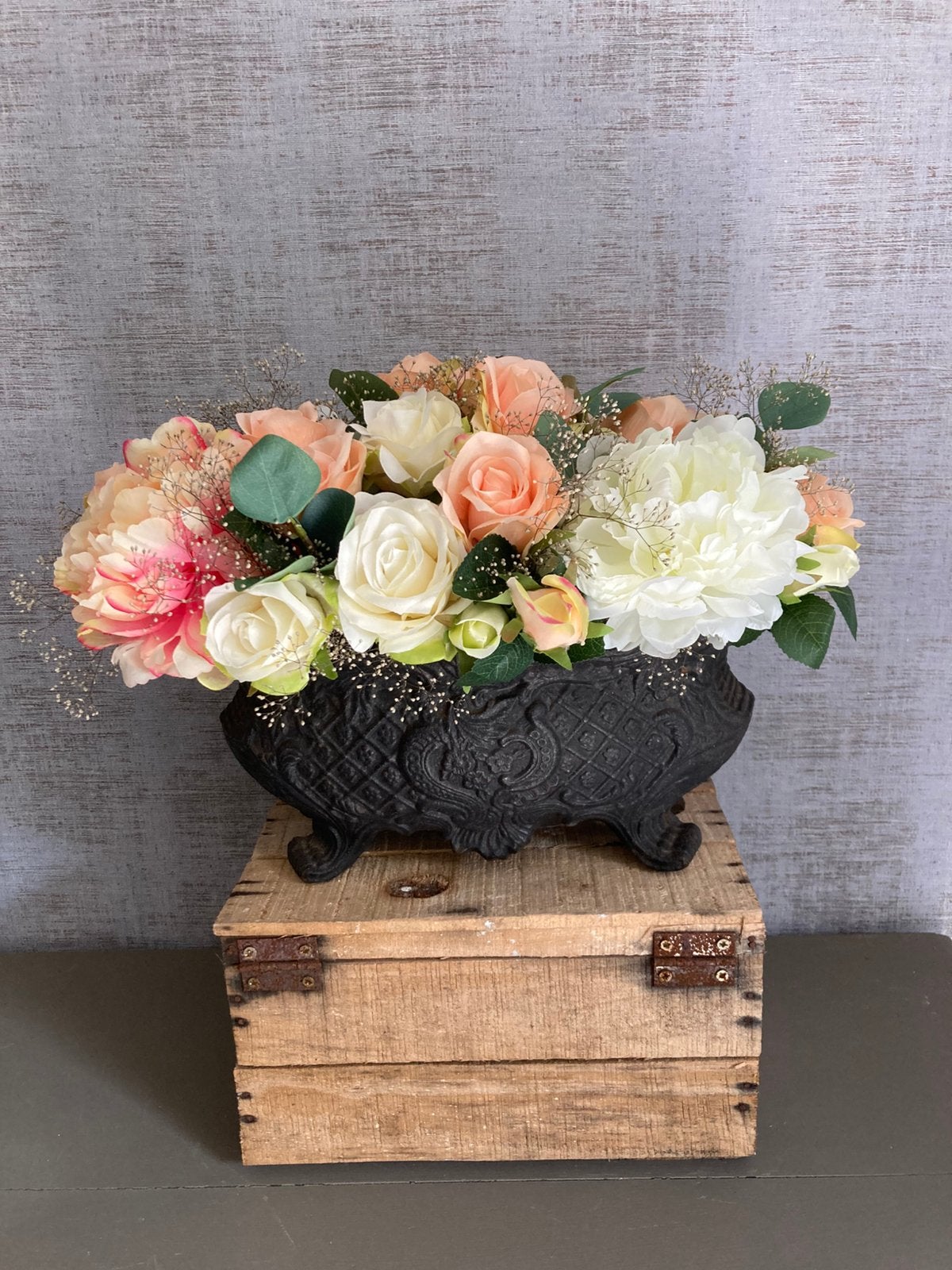 Antieke gietijzeren Franse jardinière met kunstbloemen, Antiek en Kunst, Curiosa en Brocante, Ophalen