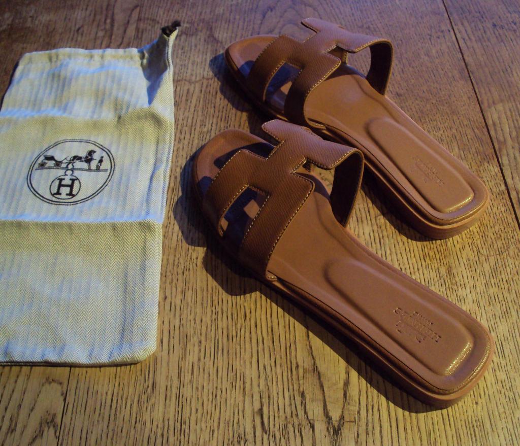 Hermes dames slippers mt. 39 nieuw, Kleding | Dames, Schoenen, Ophalen of Verzenden, Nieuw, Bruin