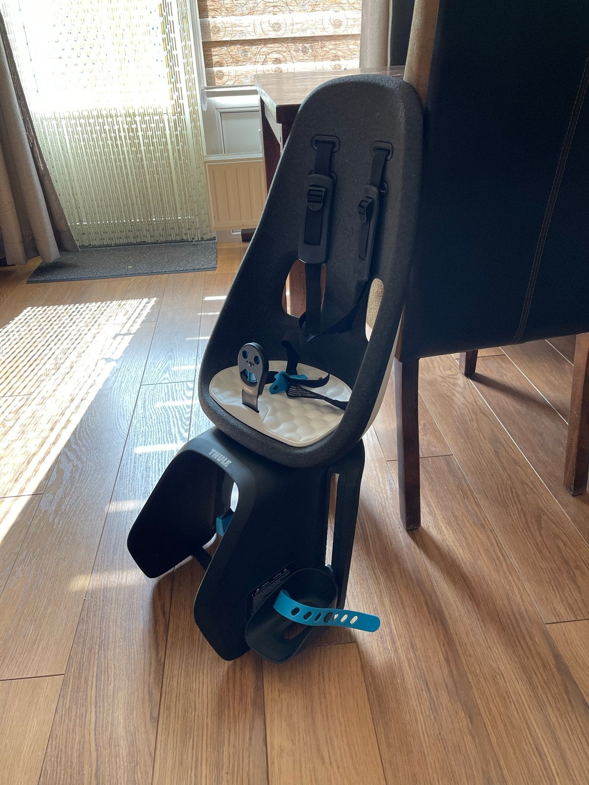 Thule Yepp Nexxt 2 Maxi - Wit/Blauw - Dragerbevestiging, Ophalen, Zo goed als nieuw, Voorzitje, Voetsteuntjes