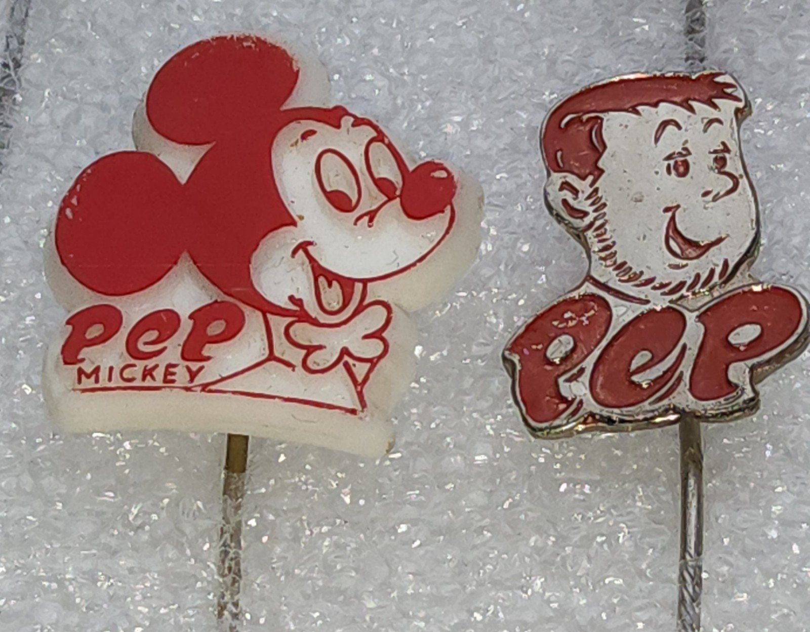 2 Vintage Speldjes PEP: Mickey Mouse en stripfiguur, Ophalen of Verzenden, Gebruikt, Figuurtje, Speldje of Pin