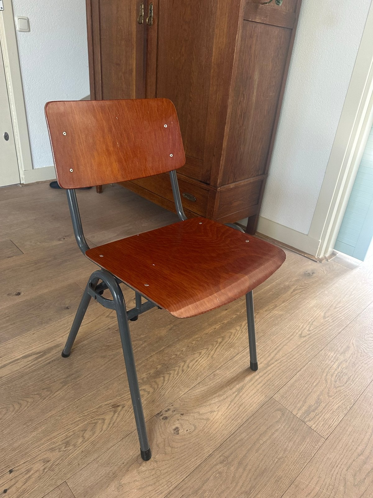 4 Vintage schoolstoeltjes, Ophalen, Gebruikt, Bruin, Vier