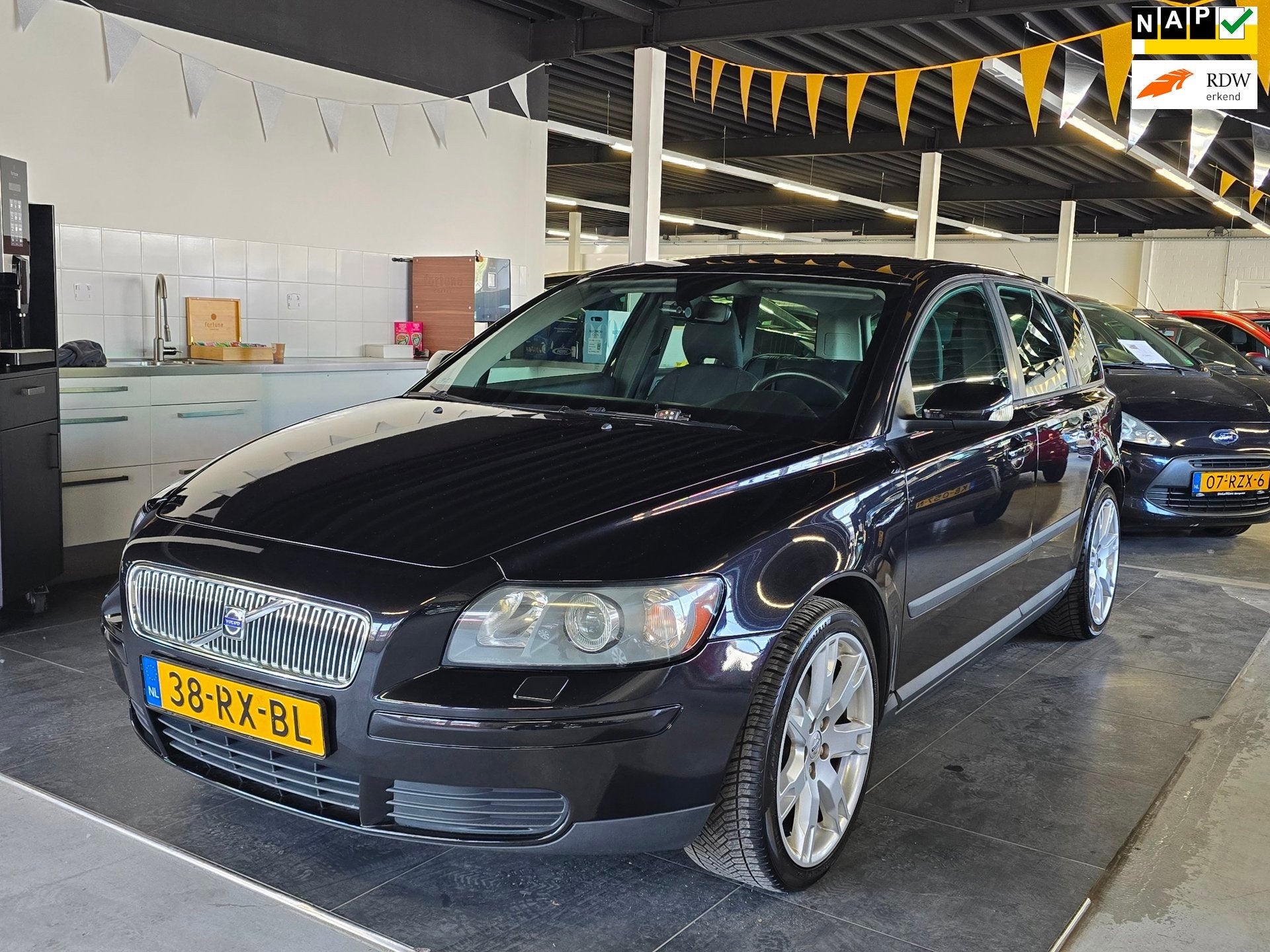 Volvo V50 2.4 Kinetic/AUTOMAAT/N.A.P/CRUISE/AIRCO/APK5-27/, Stof, Gebruikt, Zwart, 700 kg