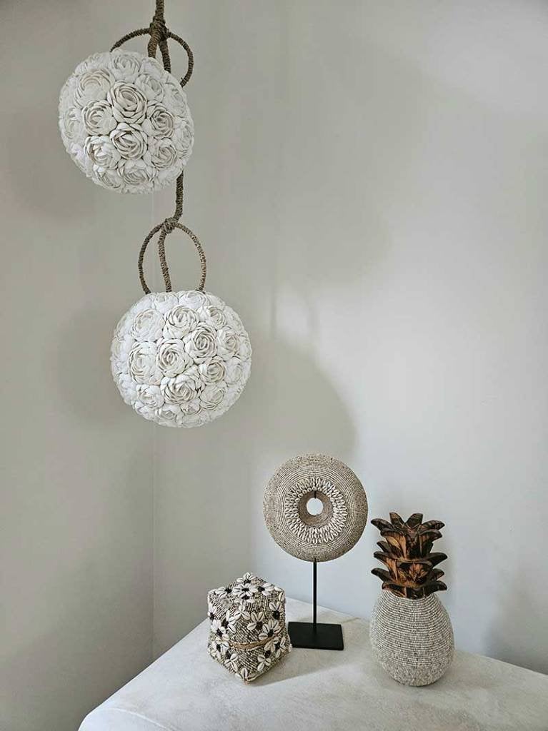 Kralen donut op standaard zwart zand 3 uit Bali, Huis en Inrichting, Lampen | Hanglampen, Boho, Natuurlijk materiaal, Tropical Home