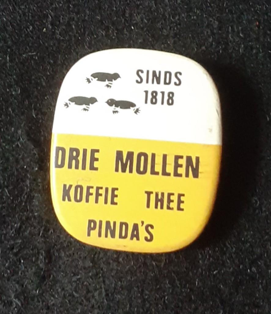 Speldje Pin De drie mollen Koffie Thee Pinda's, Verzamelen, Speldjes, Pins en Buttons, Ophalen of Verzenden, Zo goed als nieuw