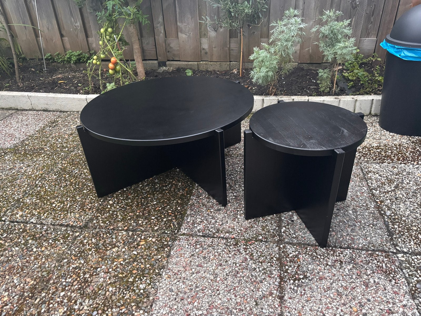 Set van 2 zwarte salontafels, rond en ovaal, Gebruikt, Ovaal, 5 – 50, Overige houtsoorten