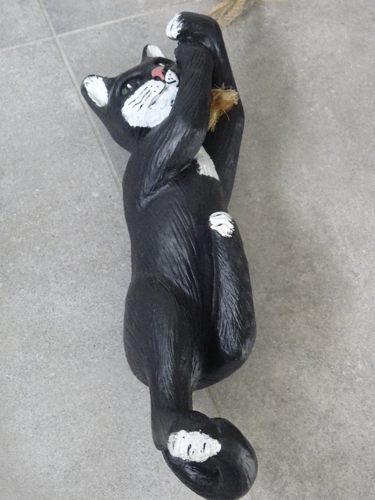 Poes kater beeld hangende poes zwarte kat tuinbeeld dieren, Ophalen of Verzenden, Zo goed als nieuw, Steen, Dierenbeeld