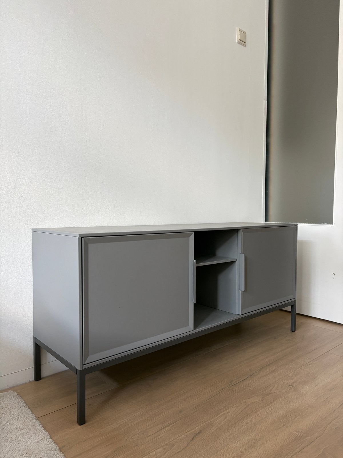 Modern grijs tv-meubel met opbergruimte, Ophalen, 100 tot 150 cm, Zo goed als nieuw, Minder dan 100 cm